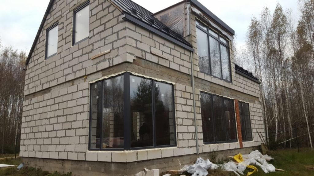 строительство дома по проекту с угловым панорамным окном